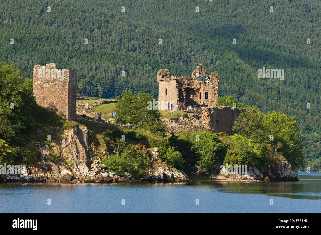 Urquhart Castle und Loch Ness, in der Nähe von Drumnadrochit, Highland Region, Schottland. Stockfoto