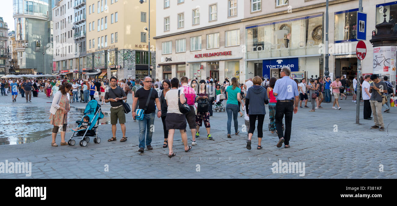 Wien, Österreich - 31. Juli 2015: Menschen, die zu Fuß in das historische Zentrum von Wien Stephansplatz am 31. Juli 2015 in Wien Stockfoto