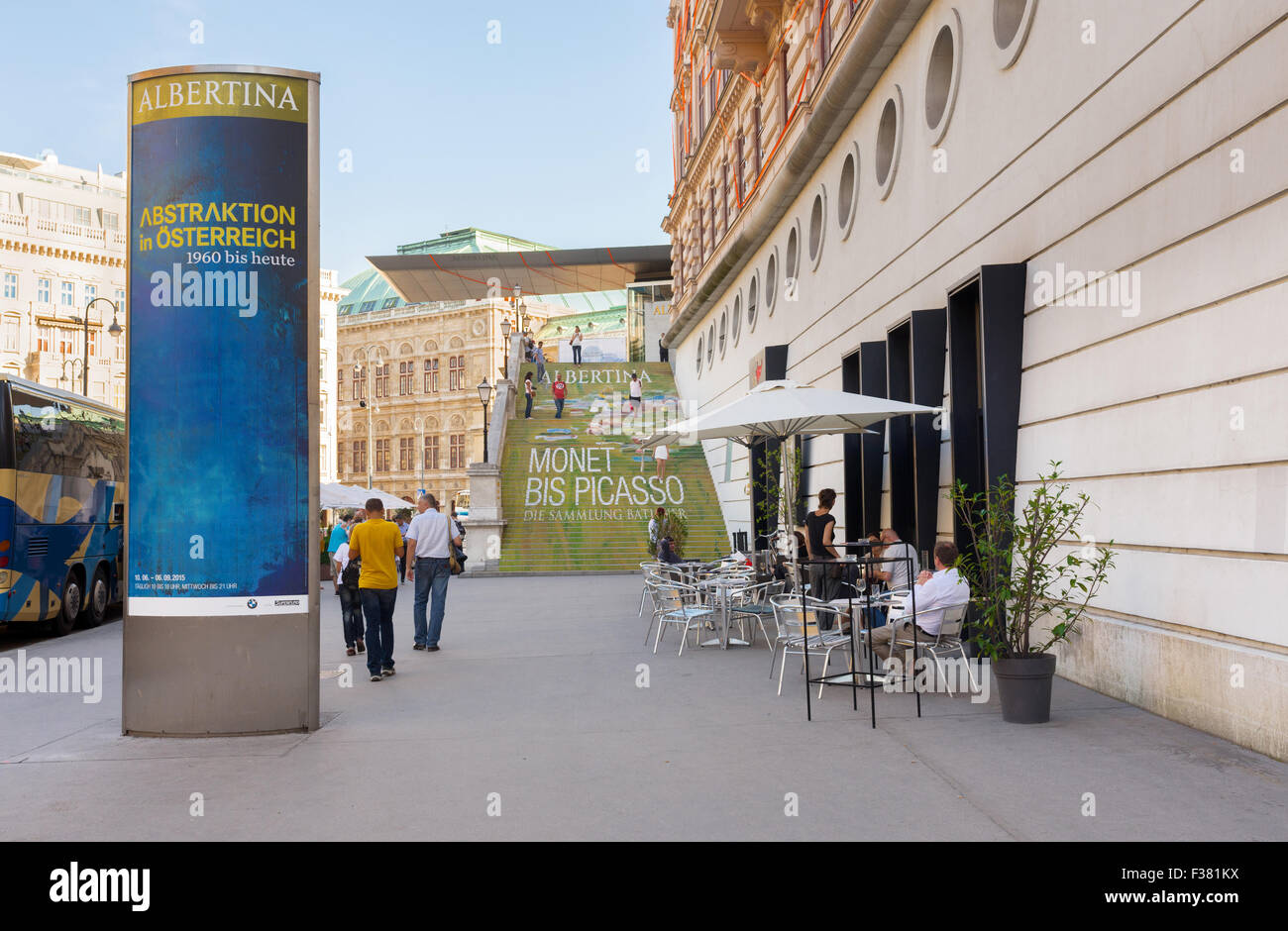 Wien, Österreich - 31. Juli 2015: Außenansicht des Albertina Museums während der Ausstellung der Maler Picasso und Monet bis zum 31. Juli 2 Stockfoto