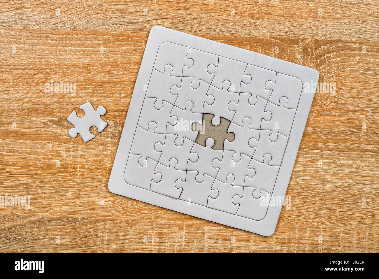 Alte Eiche Holztisch, Draufsicht platziert Stück fehlt von Jigsaw Puzzle als Textfreiraum Stockfoto