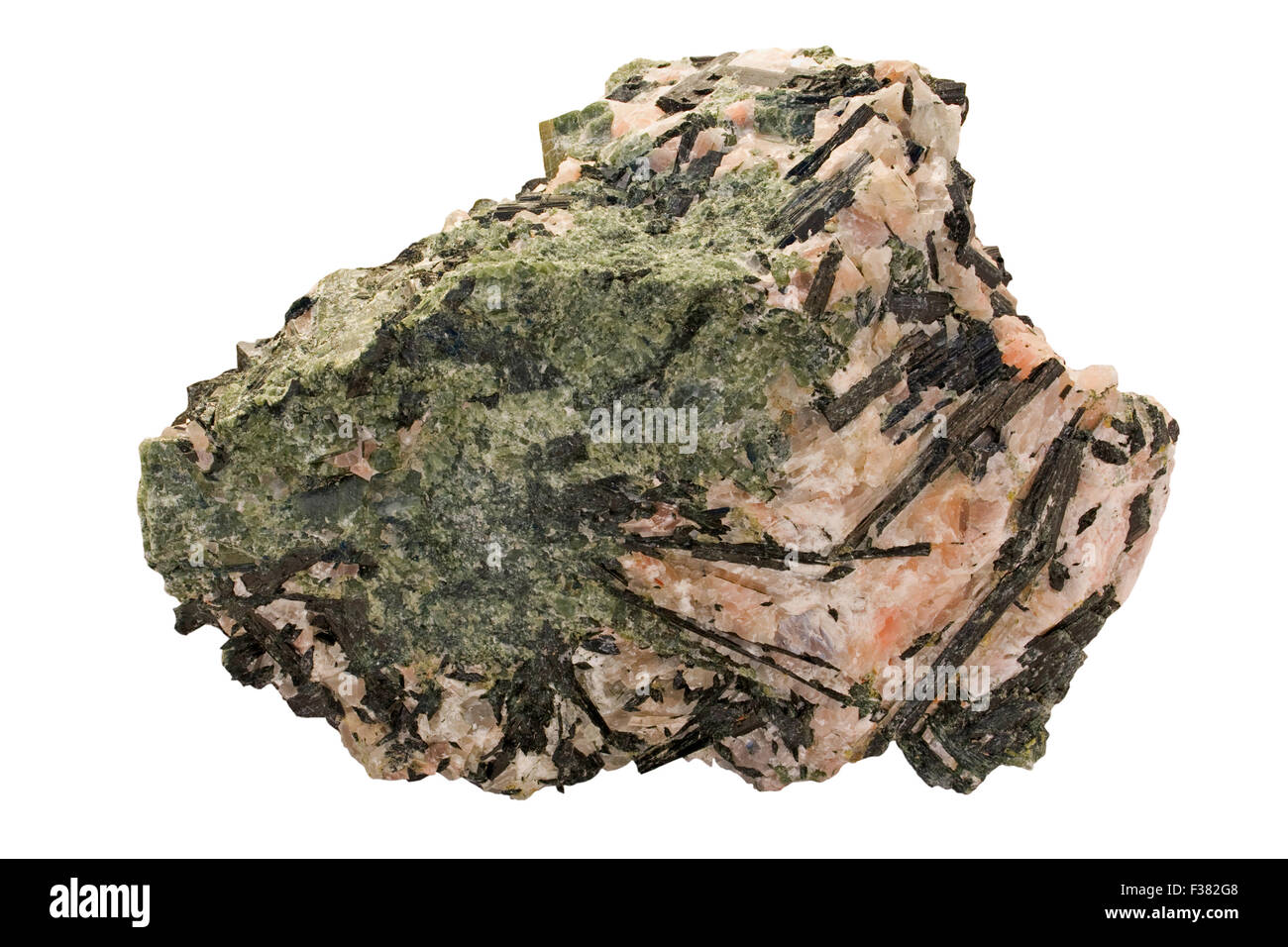 Skarnartiges (grüne Diopsid, rosa Calcit, schwarze Aktinolith) Stockfoto