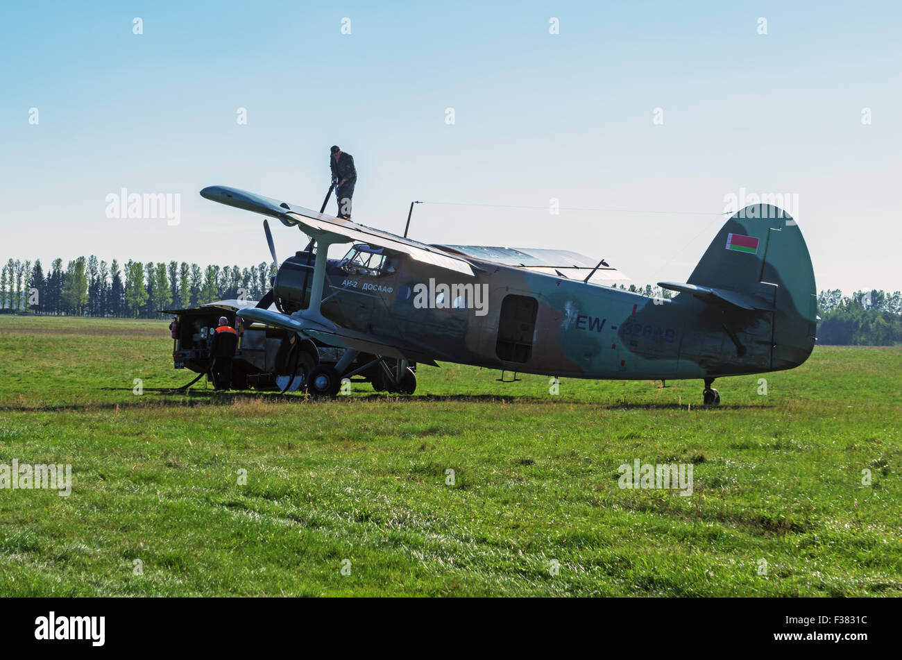 Fallschirmspringer - 2014.Fuel Füllung aus dem Flugzeug An-2. Stockfoto