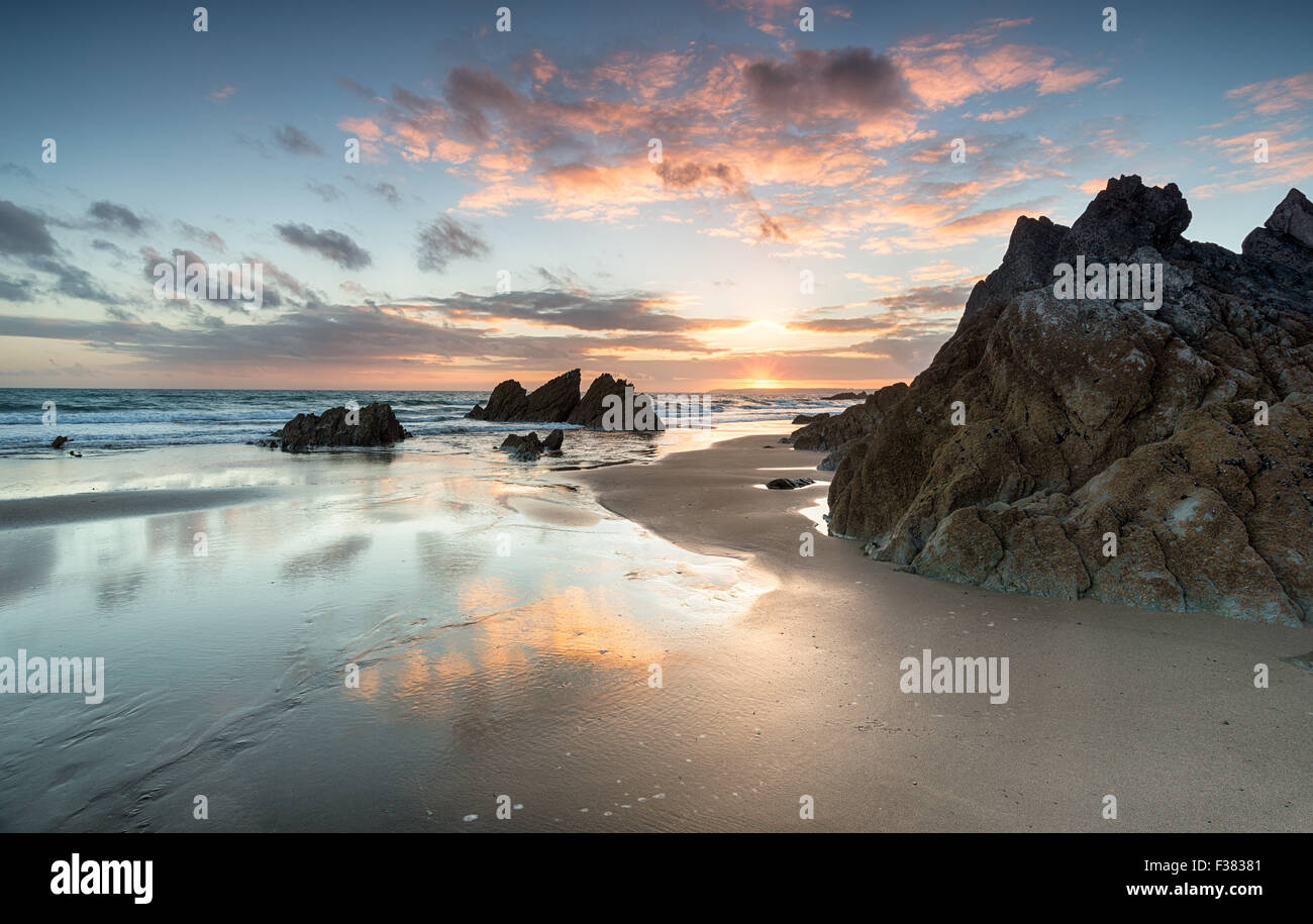 Atemberaubenden Sonnenuntergang am Strand von Freathy an der Whitsand Bay im Südosten Cornwall Stockfoto