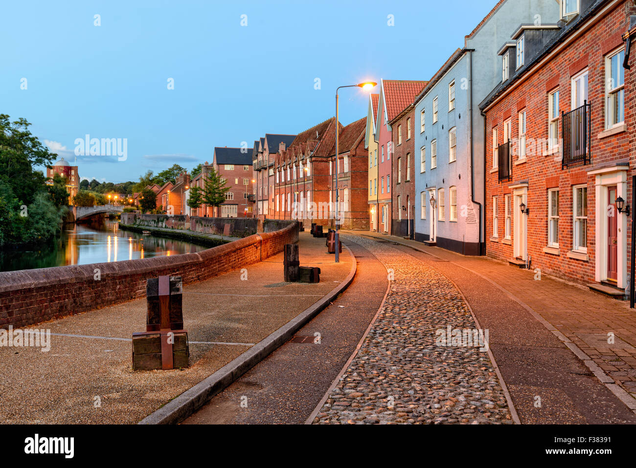 Stadt Häuser mit Blick auf den Fluss Wensum in Norwich, Norfolk Stockfoto