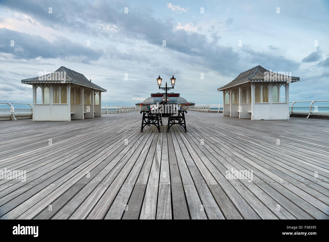 Die alte hölzerne Pier bei Cromer an der nördlichen Küste von Norfolk Stockfoto