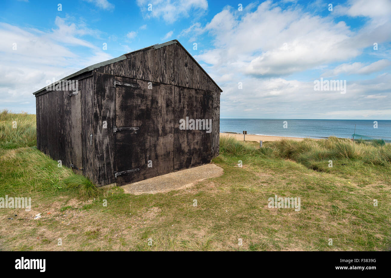 Hütte am Strand von Winterton am Meer an der Küste von Norfolk schwarz Stockfoto