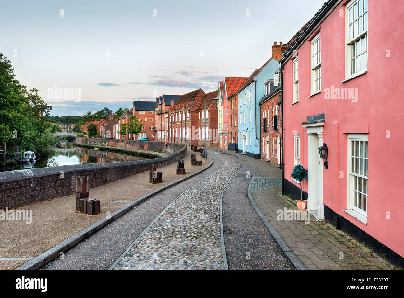 Gepflasterten Gassen und hübschen Häusern am Fluss Wensum in Norwich, Norfolk Stockfoto