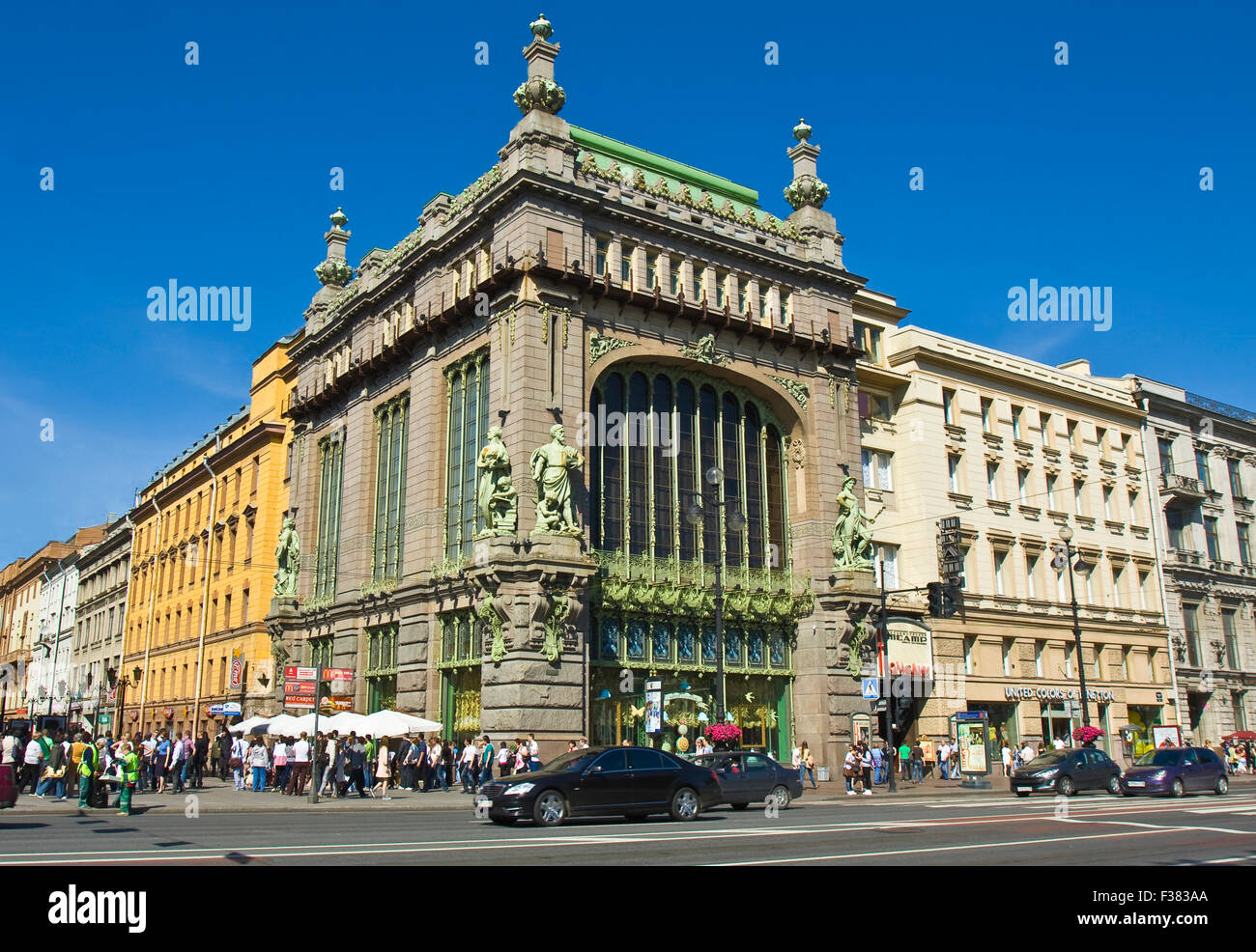 St. Petersburg, Russland - 1. Juli 2012: Yeliseevsky Shop auf Nevsky Prospekt Straße, Wahrzeichen des modernen Stils, 1903 Stockfoto