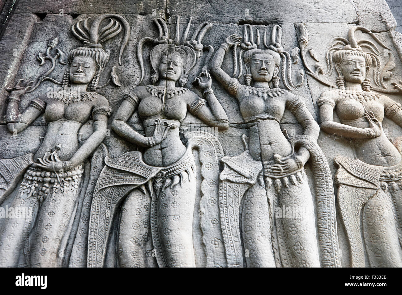 Figuren von Apsaren (Himmelstänzerinnen) geschnitzt auf einer Steinmauer am Angkor Wat Tempel. Angkor Archäologischer Park, Provinz Siem Reap, Kambodscha. Stockfoto