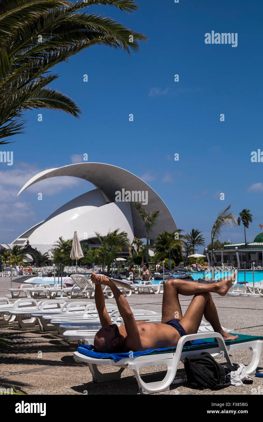 Blick auf das Auditorio Adan Martin aus dem Parque Maritimo Cesar Manrique in Santa Cruz, Teneriffa, Kanarische Inseln, Spanien. Stockfoto