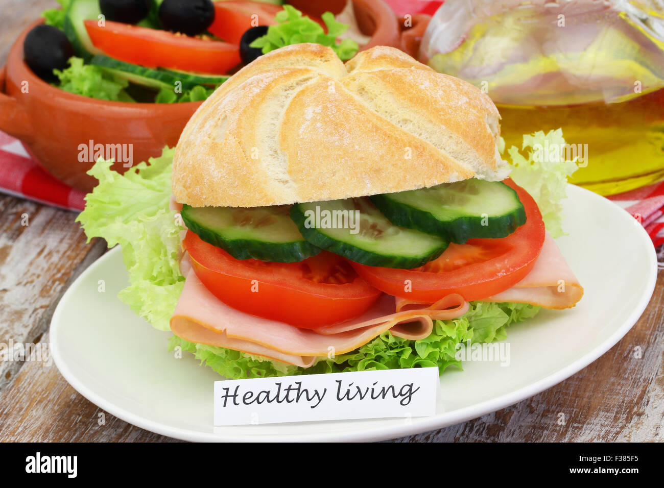 Gesundes Wohnen-Karte mit Brötchen mit Schinken, Salat, Tomaten und Gurken Stockfoto