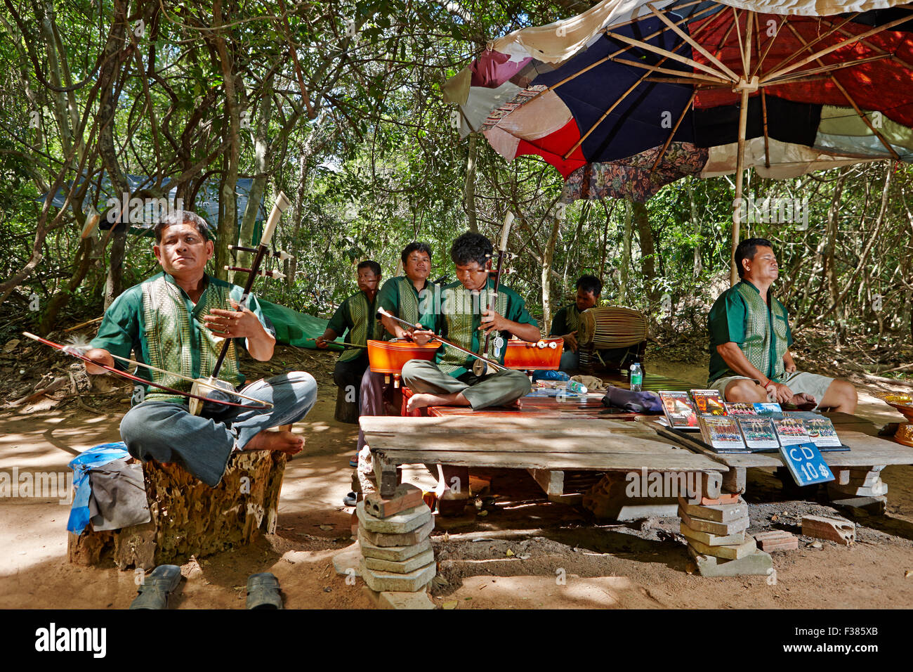 Gruppe von Opfern von Landminen spielt traditionelle Khmer-Musik in der Nähe des Ta Prohm-Tempels. Angkor Archäologischer Park, Siem Reap, Kambodscha. Stockfoto