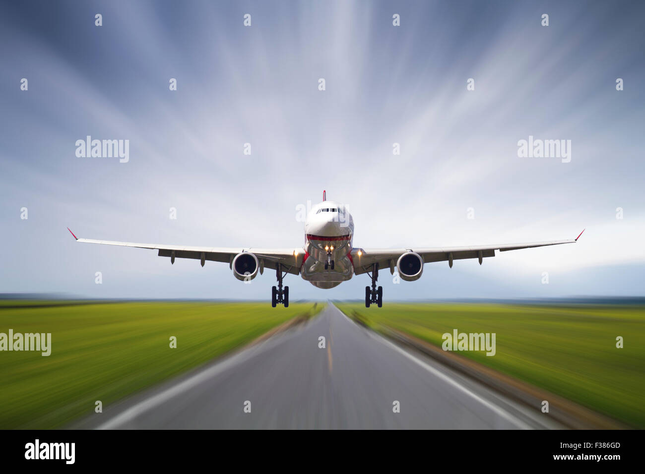 Großen Strahl Flugzeug abheben Start-und Landebahn mit Bewegung Stockfoto