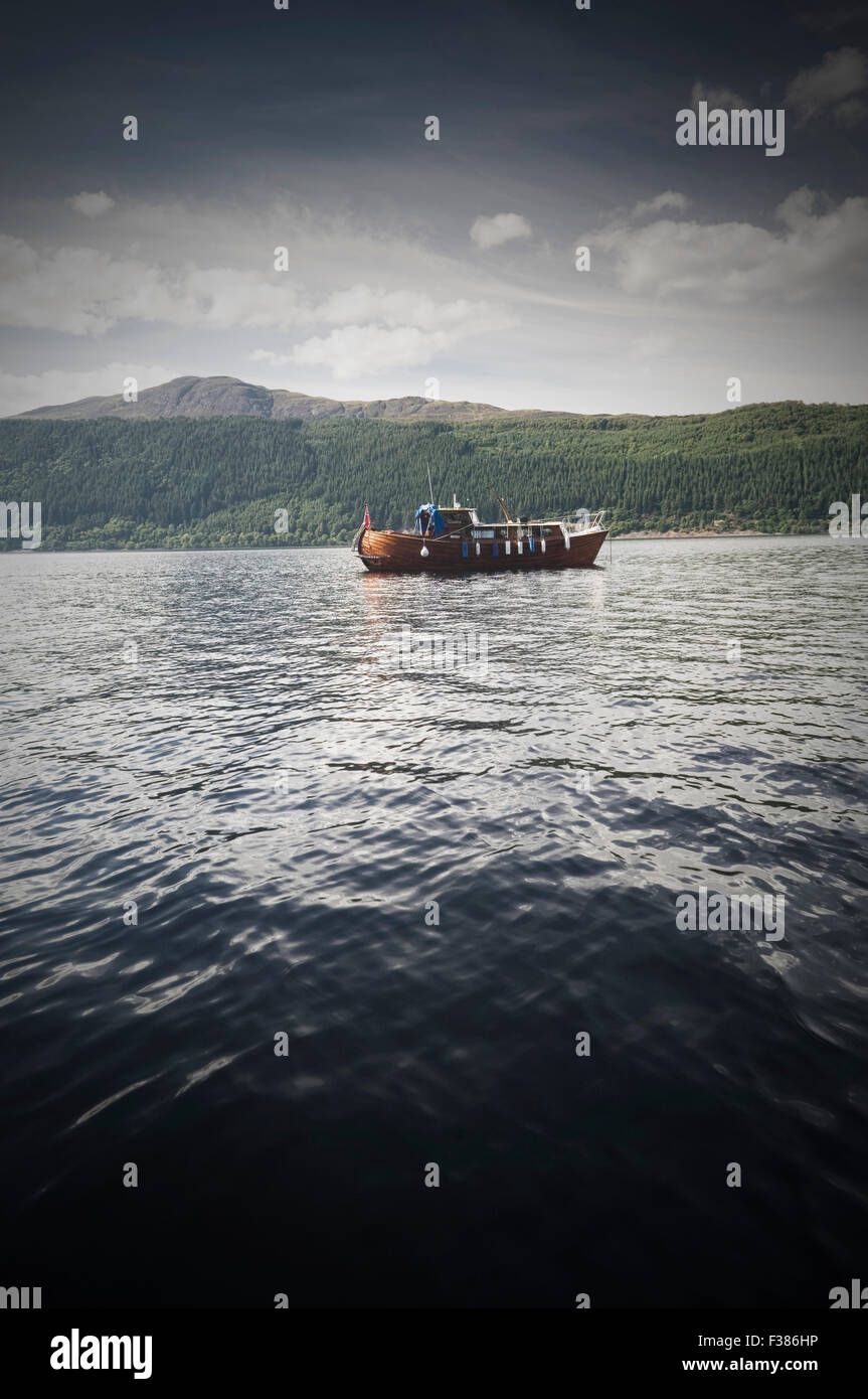 Boot auf dem Loch Ness mit einem stimmungsvollen, geheimnisvolle fühlen - Schottisches Hochland. Stockfoto