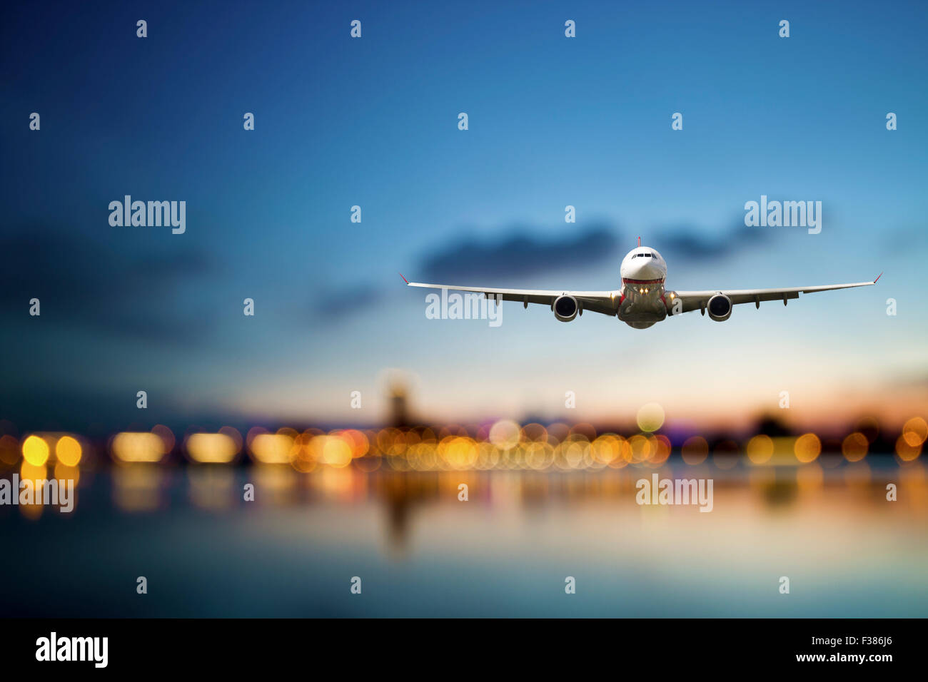 perspektivische Ansicht des Jet Airliner im Flug mit Bokeh Hintergrund Stockfoto