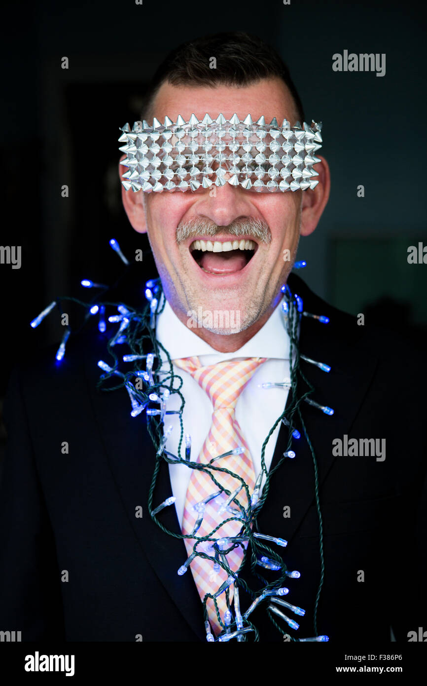Porträt der Geschäftsmann mit Lichterketten und und glänzende Gläser Stockfoto