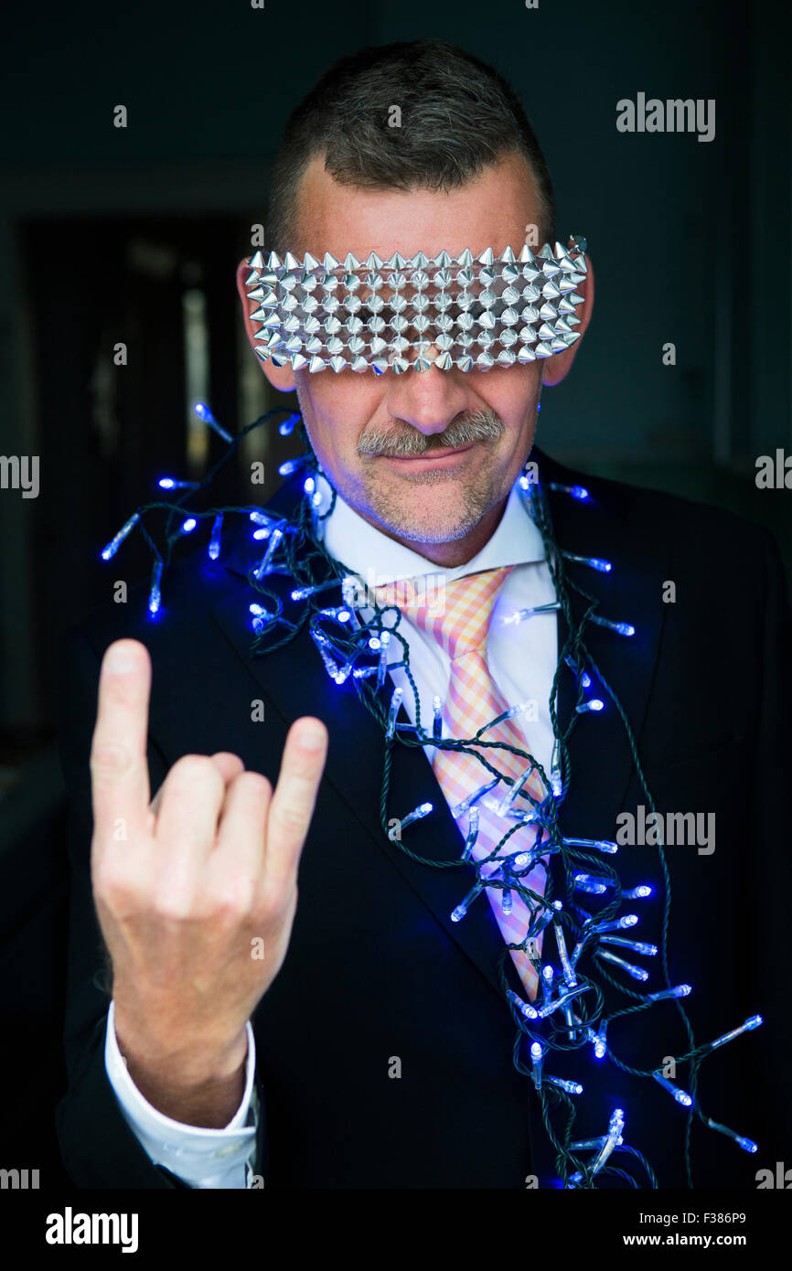 Porträt der Geschäftsmann mit Lichterketten und und glänzende Gläser Stockfoto