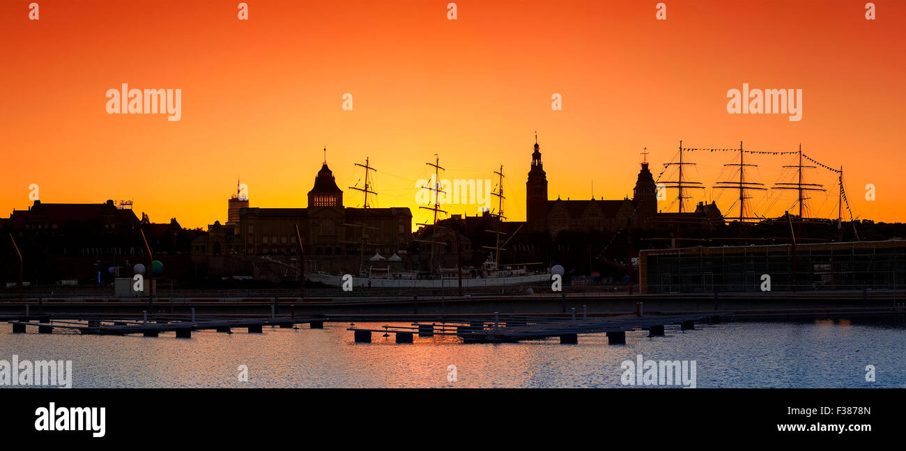 Silhouette der Stadt Szczecin (Stettin) Waterfront nach Sonnenuntergang, Polen. Stockfoto