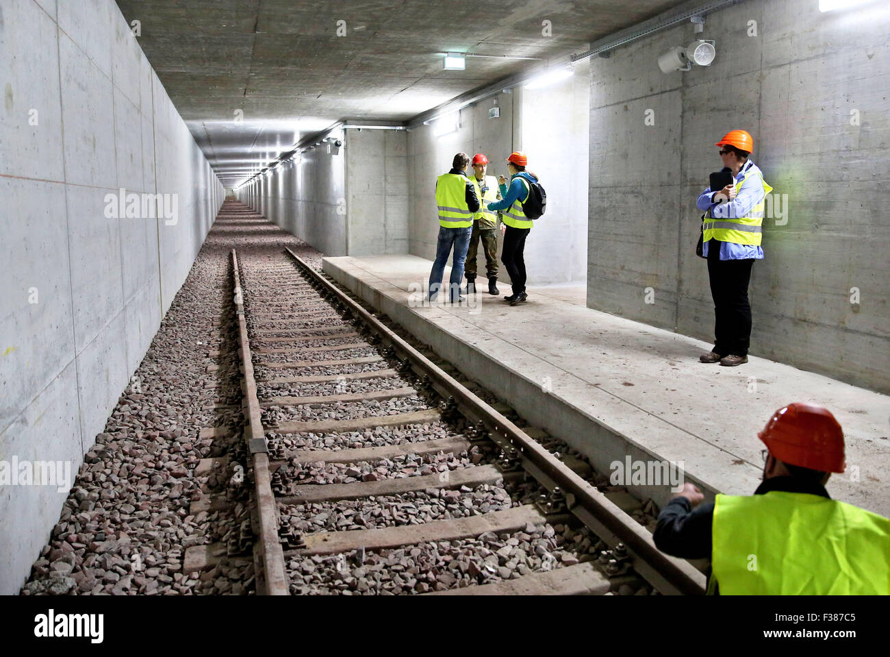 Gardelegen, Deutschland. 1. Oktober 2015. Journalisten sehen Zug u-Bahn-Tunnel in der Schnoeggersburg Ausbildung Stadt Heer Kampftraining mitten in der Nähe von Gardelegen, Deutschland, 1. Oktober 2015. Der Plan ist, eine komplette Ausbildung Stadt bis 2020, mit mehr als 500 Gebäude einschließlich Wolkenkratzer, ein Stadion, Flughafen, Elendsviertel, u-Bahn und Abwasserkanal System zu bauen. Soldaten sind hier zum ersten Mal Anfang 2018 bis zu 1500 gleichzeitig zu trainieren. Aktuell geschätzte Baukosten rund 118 Millionen Euro betragen. Foto: JAN WOITAS/DPA/Alamy Live-Nachrichten Stockfoto