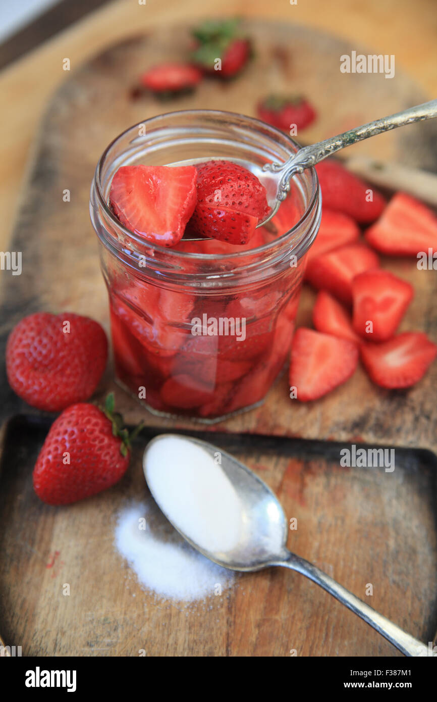 Einweichen frische Erdbeeren in Zucker zu dickflüssig machen Stockfoto