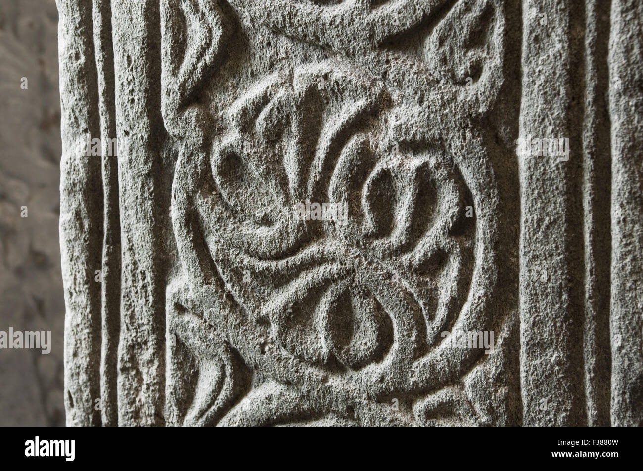 Detail der alten Grabplatte - Bestandteil der geschnitzten Steinen Kiel Lochaline, Morvern, Schottland. Stockfoto