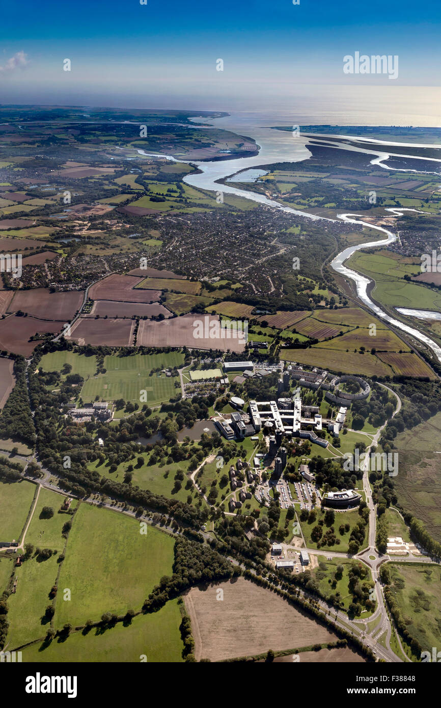 LUFTAUFNAHMEN VON DER UNIVERSITY OF ESSEX, MIT WIVENHOE STADT HINTER UND DER FLUSS COLNE FÜHRT ZUM MEER Stockfoto