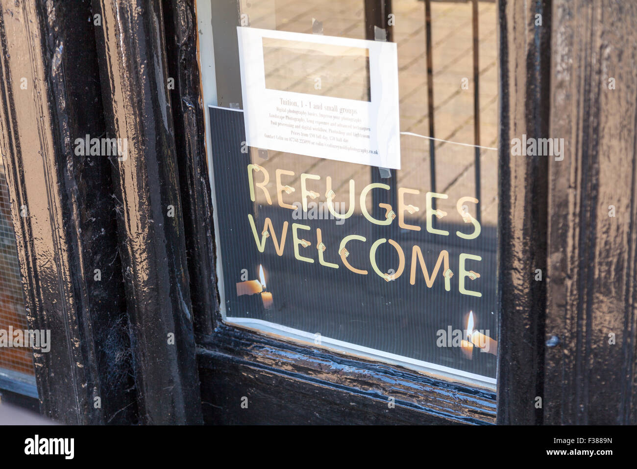 Flüchtlinge Willkommensschild Flüchtling Krisenhilfe im Schaufenster Kendal Cumbria UK England Stockfoto