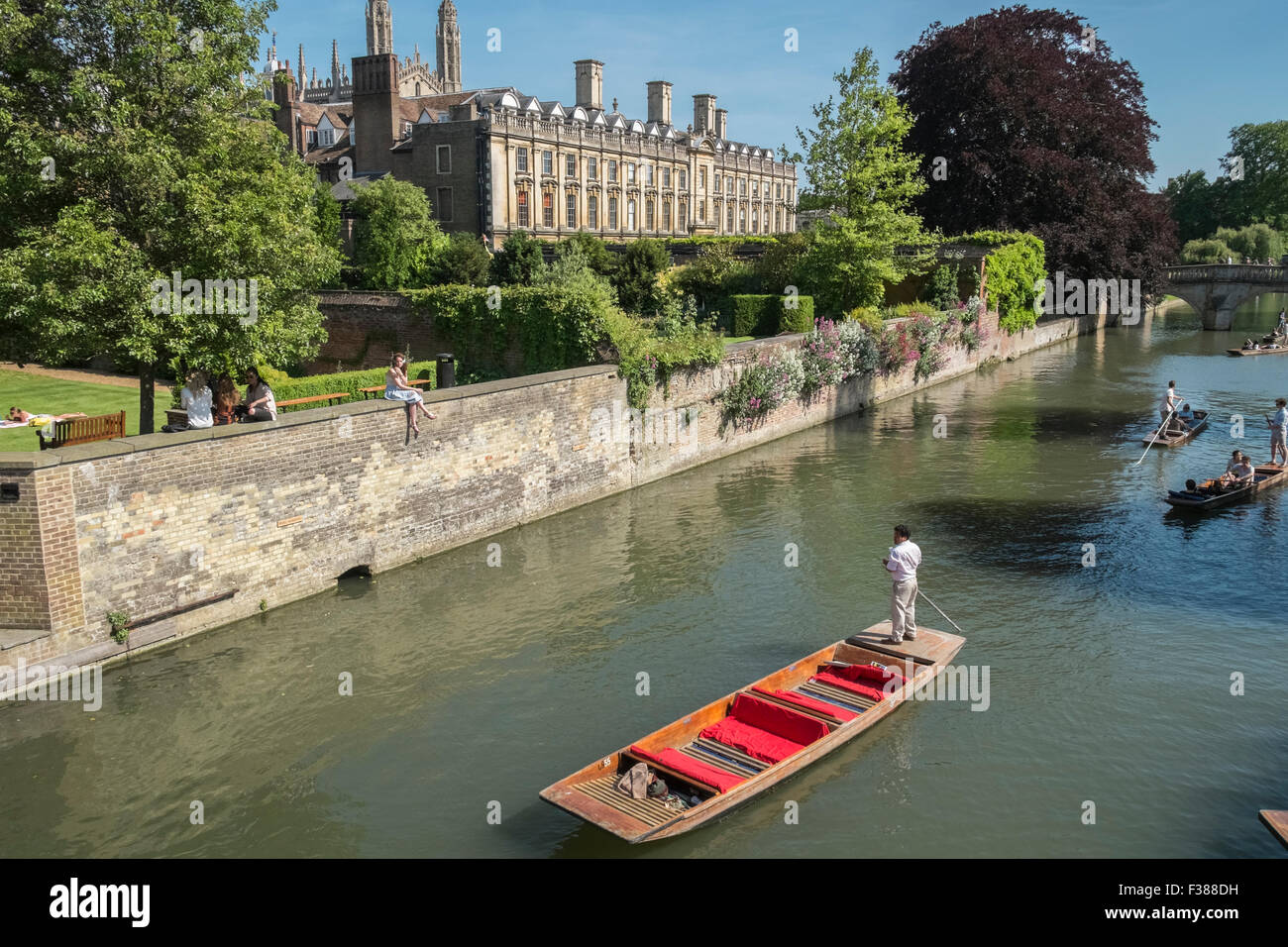 Bootfahren auf dem Fluss Cam, Cambridge, Cambridgeshire, mit Clare College Gebäude und Gärten im Hintergrund. Stockfoto