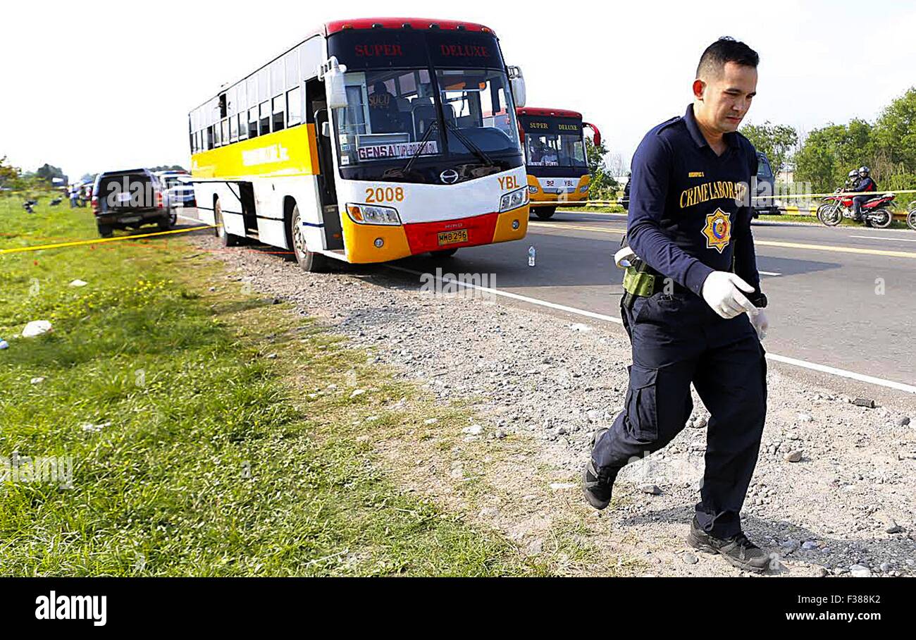 South Cotabato, Philippinen. 1. Oktober 2015. Ein Offizier der philippinischen nationalen Polizisten prüft den Passagier bus, die gesprengt durch eine improvisierte Sprengkörper (IED) in South Cotabato, Philippinen, 1. Oktober 2015. am 1. Oktober wurden 19 Menschen bei der Explosion verletzt. Ermittler sind noch für die Explosion verantwortlich die Verdächtigen zu ermitteln. © Stringer/Xinhua/Alamy Live-Nachrichten Stockfoto