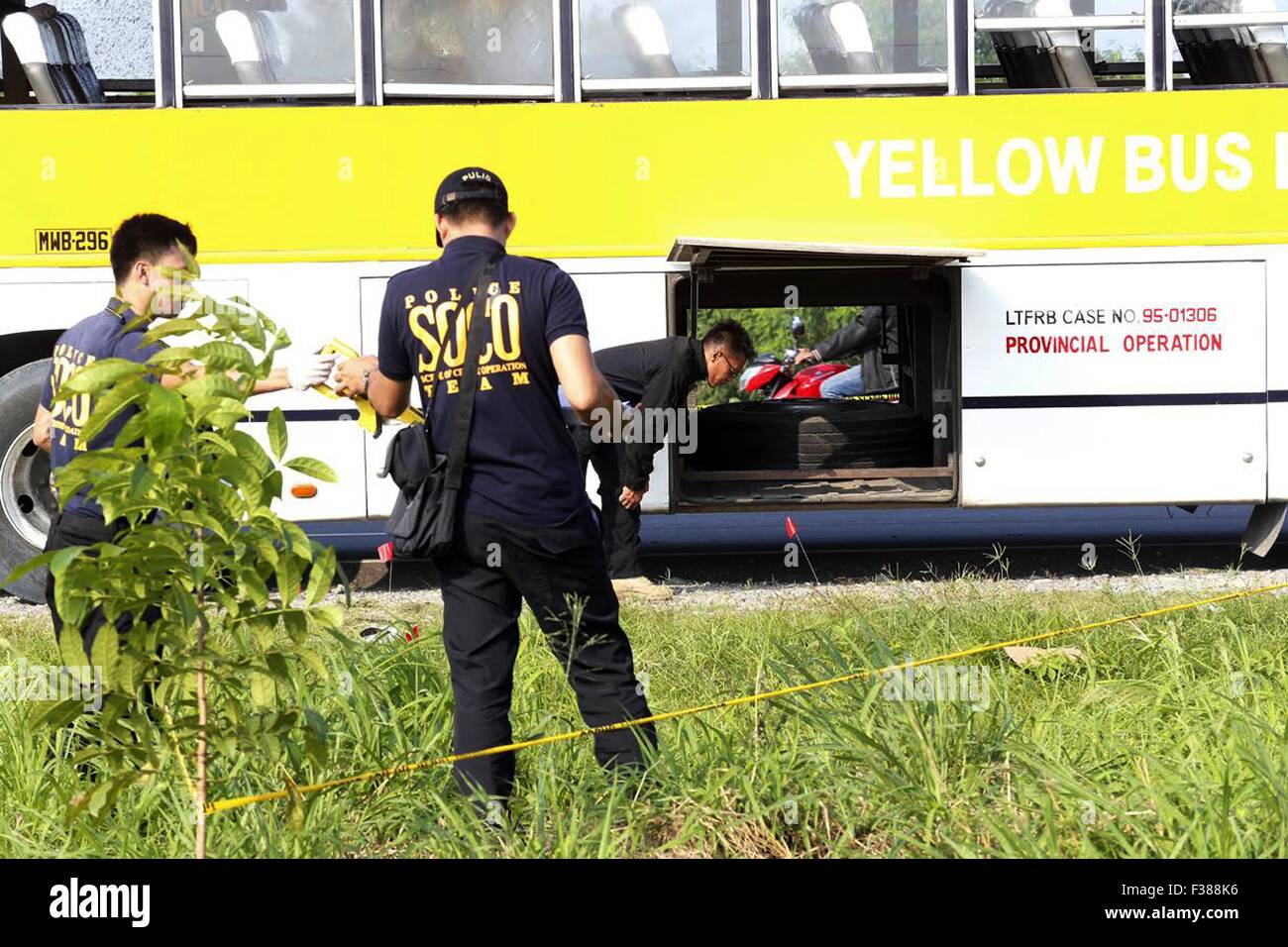 South Cotabato, Philippinen. 1. Oktober 2015. Offiziere der philippinischen Nationalpolizei inspizieren den Passagier bus, die gesprengt durch eine improvisierte Sprengkörper (IED) in South Cotabato, Philippinen, 1. Oktober 2015. am 1. Oktober wurden 19 Menschen bei der Explosion verletzt. Ermittler sind noch für die Explosion verantwortlich die Verdächtigen zu ermitteln. © Stringer/Xinhua/Alamy Live-Nachrichten Stockfoto