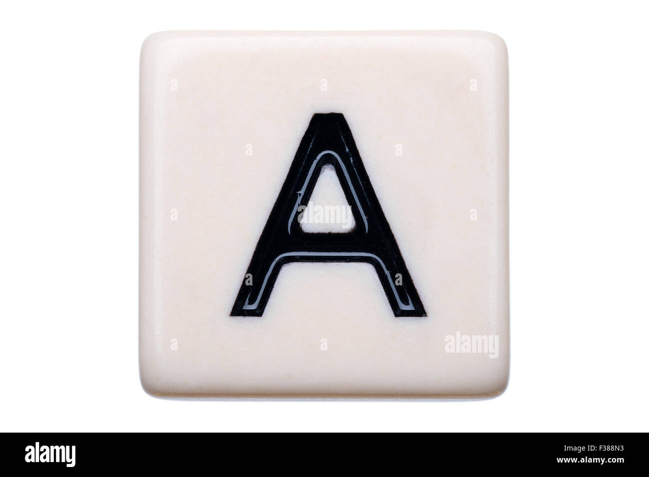 Eine Makroaufnahme einer Spiel Kachel mit dem Buchstaben A drauf auf einem weißen Hintergrund. Stockfoto