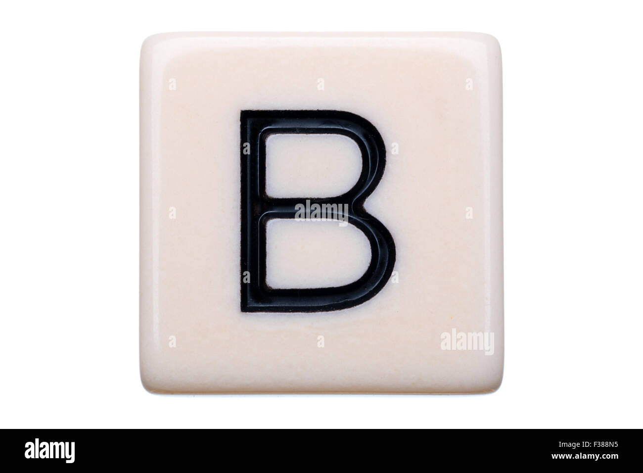 Eine Makroaufnahme einer Spiel Kachel mit dem Buchstaben B auf ihn auf einem weißen Hintergrund. Stockfoto