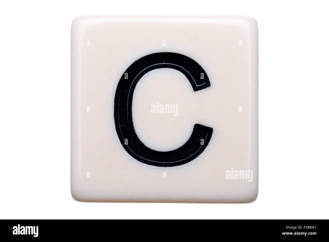 Eine Makroaufnahme einer Spiel Kachel mit dem Buchstaben C drauf auf einem weißen Hintergrund. Stockfoto