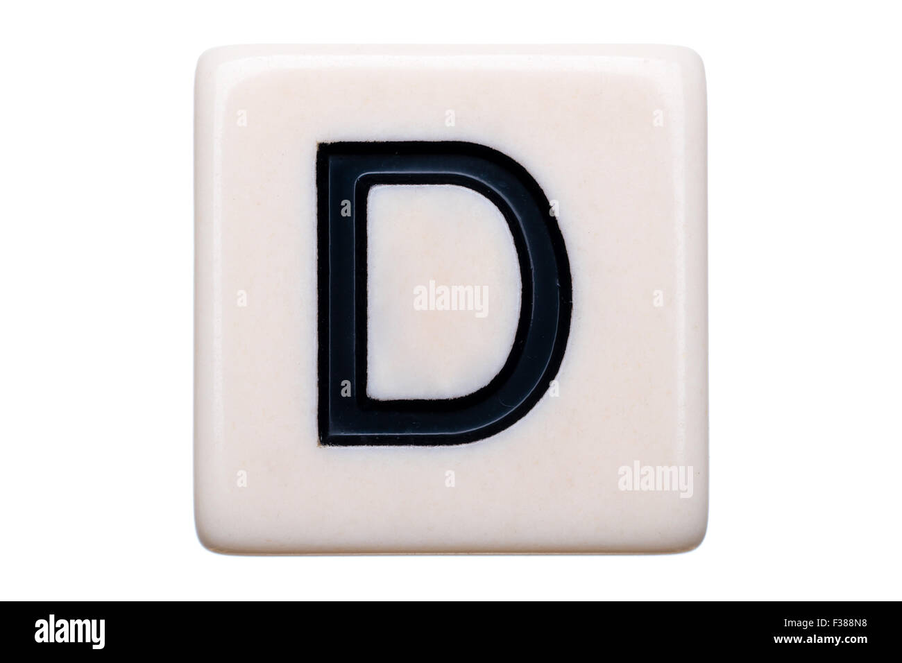 Eine Makroaufnahme einer Spiel Kachel mit dem Buchstaben D drauf auf einem weißen Hintergrund. Stockfoto