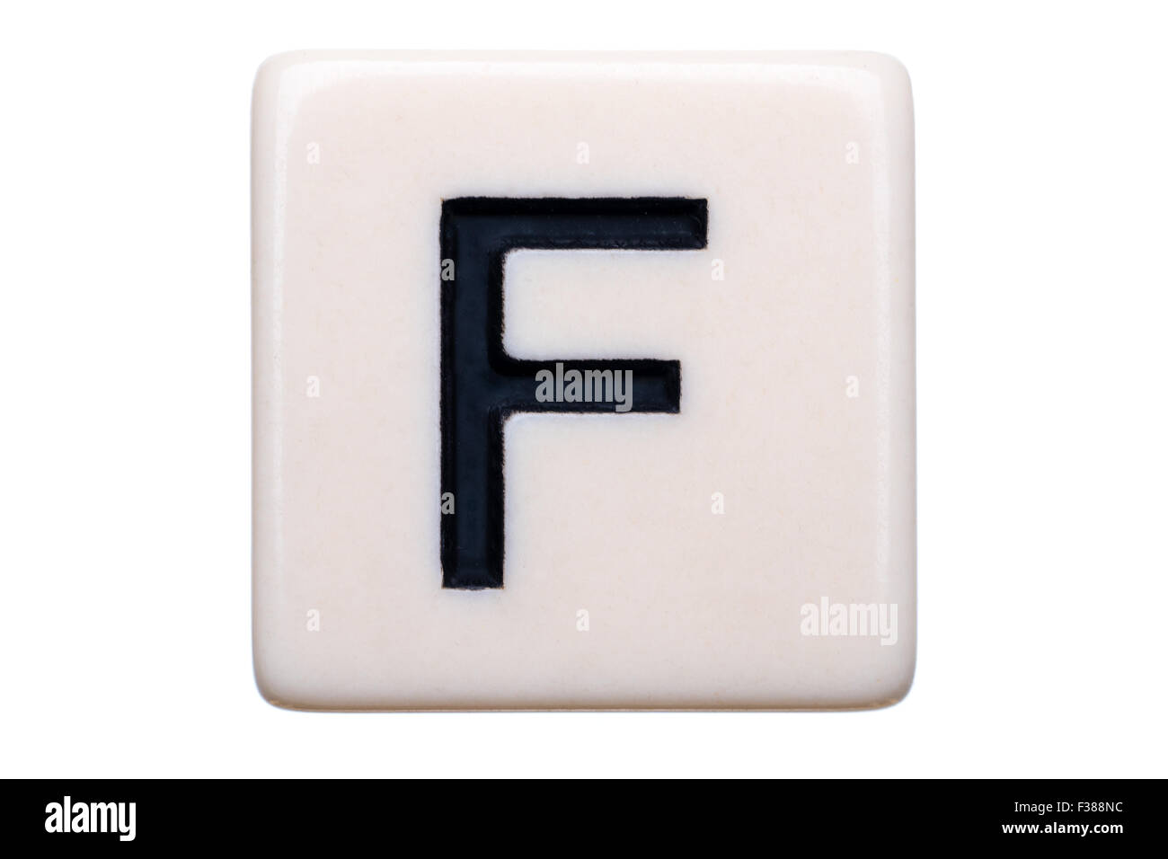 Eine Makroaufnahme einer Spiel Kachel mit dem Buchstaben F darauf auf einem weißen Hintergrund. Stockfoto
