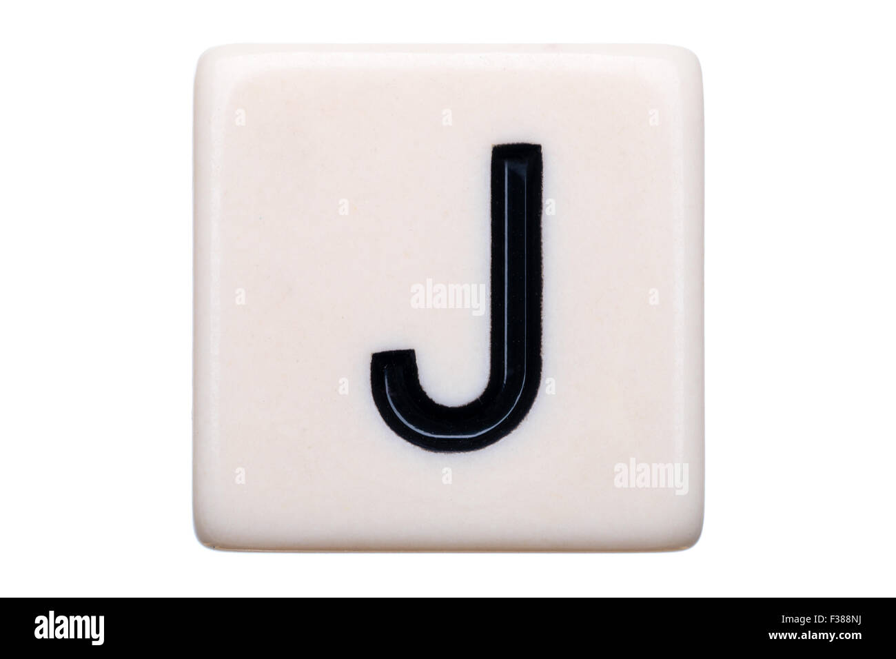 Eine Makroaufnahme einer Spiel Kachel mit dem Buchstaben J drauf auf einem weißen Hintergrund. Stockfoto