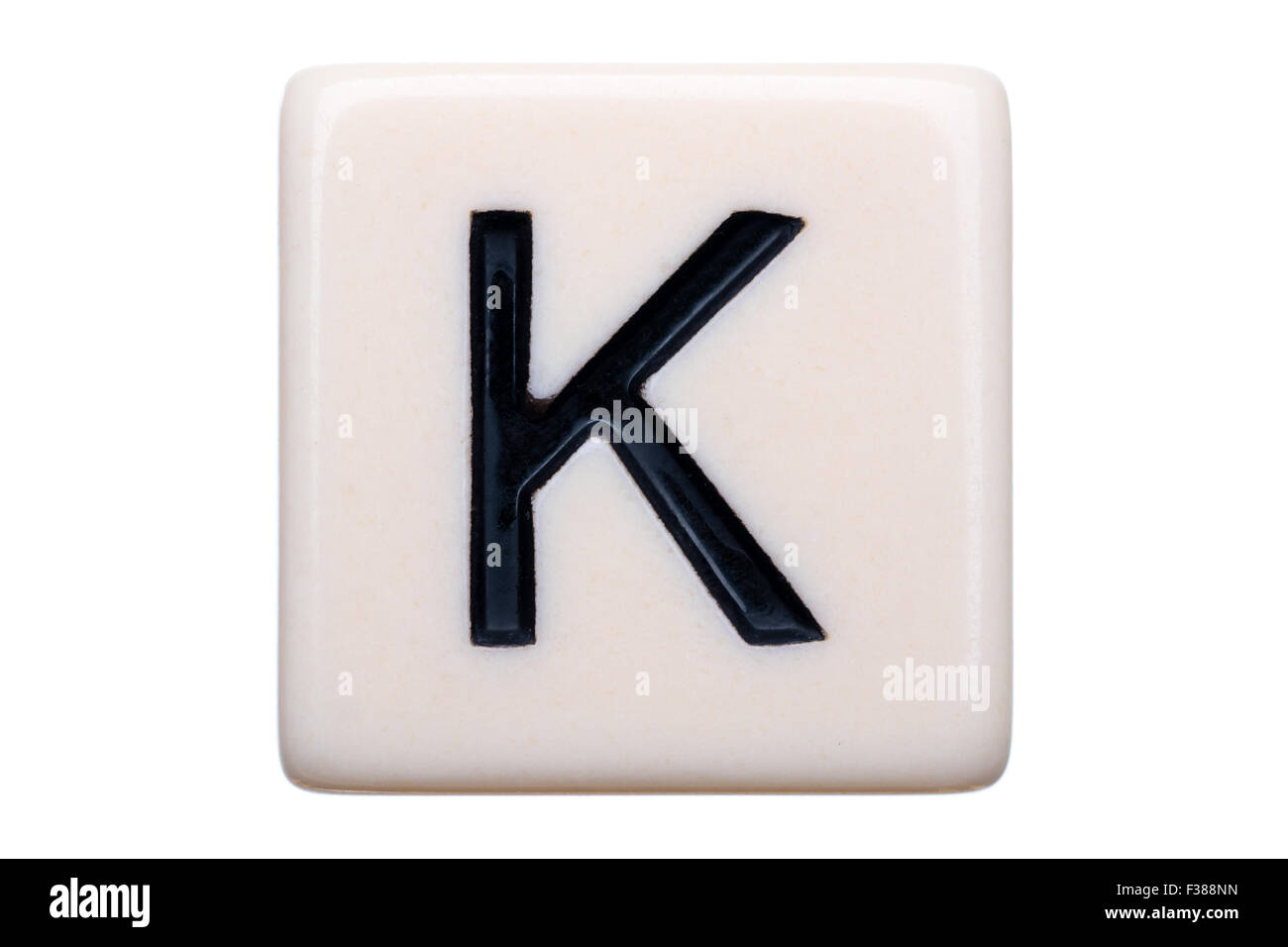 Eine Makroaufnahme einer Spiel Kachel mit dem Buchstaben K drauf auf einem weißen Hintergrund. Stockfoto