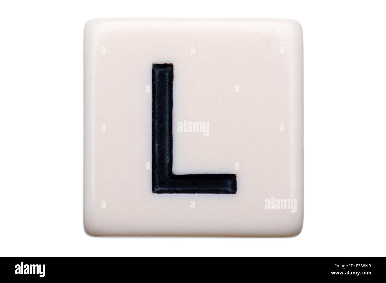 Eine Makroaufnahme einer Spiel Kachel mit dem Buchstaben L drauf auf einem weißen Hintergrund. Stockfoto