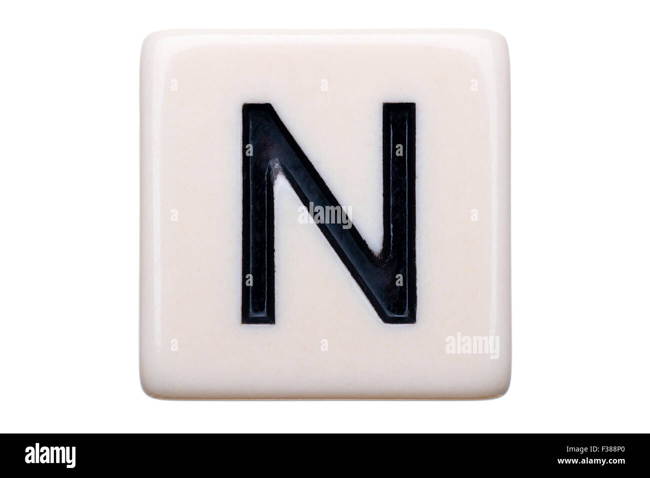Eine Makroaufnahme einer Spiel Kachel mit dem Buchstaben N drauf auf einem weißen Hintergrund. Stockfoto