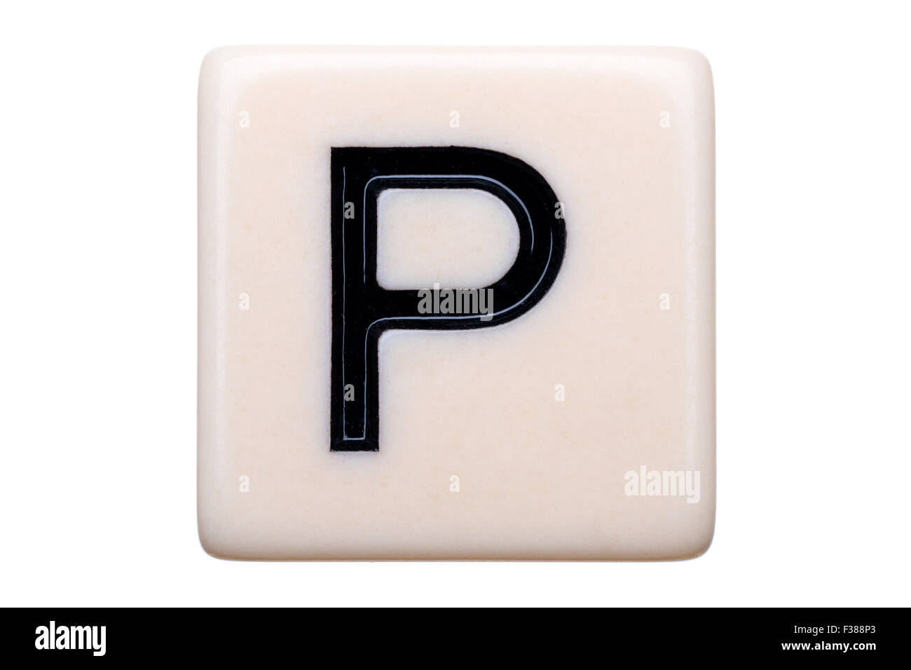 Eine Makroaufnahme einer Spiel Kachel mit dem Buchstaben P drauf auf einem weißen Hintergrund. Stockfoto