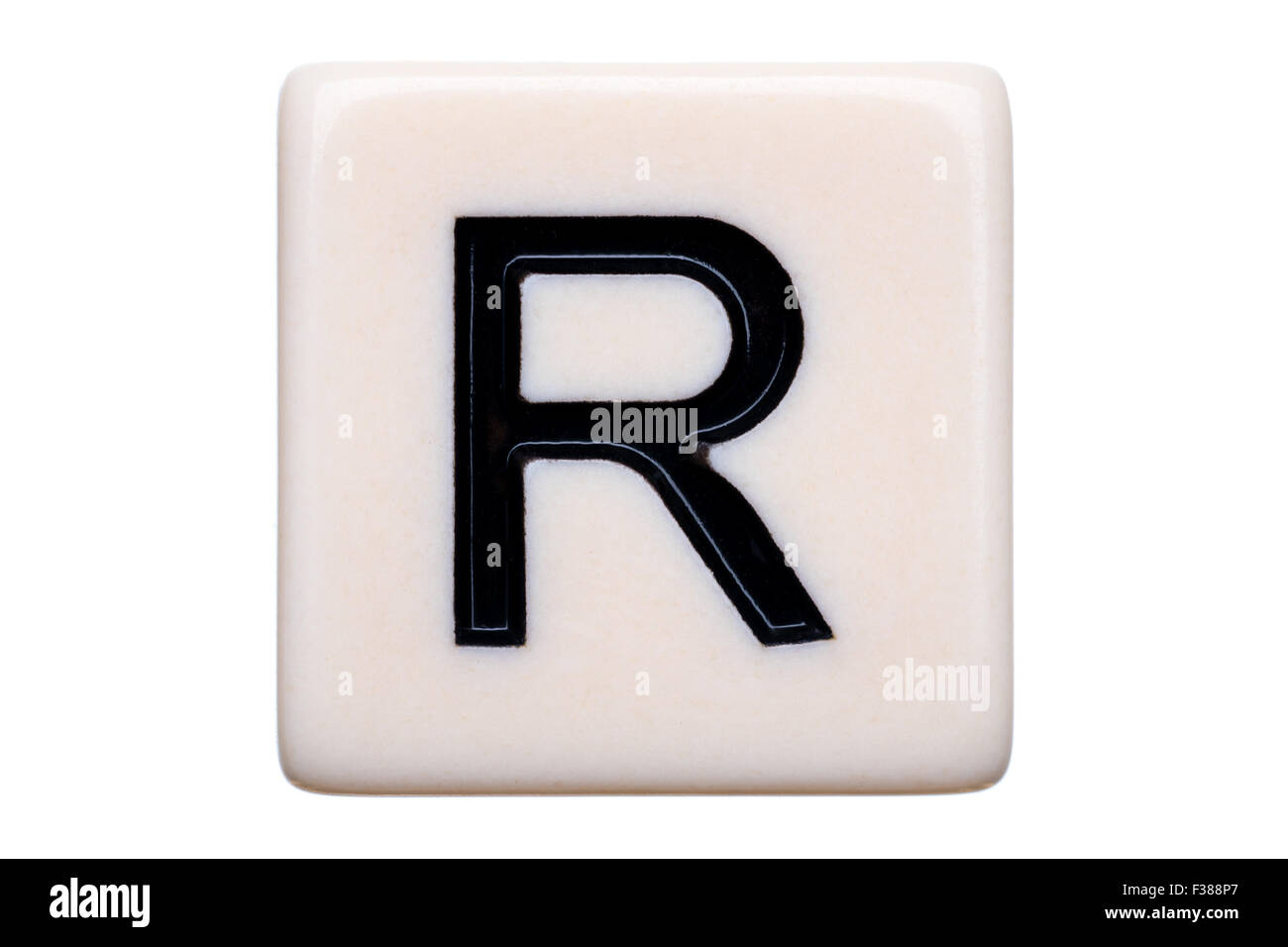 Eine Makroaufnahme einer Spiel Kachel mit dem Buchstaben R drauf auf einem weißen Hintergrund. Stockfoto
