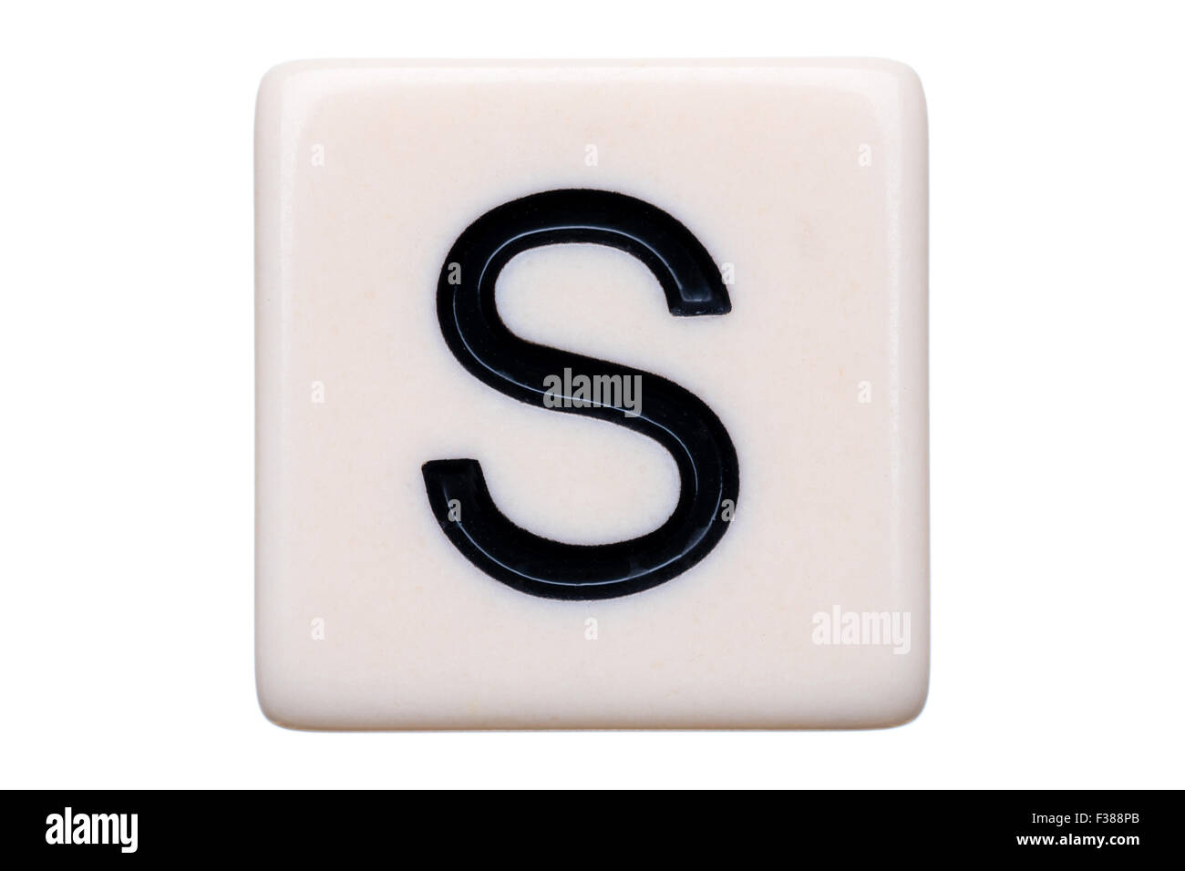 Eine Makroaufnahme einer Spiel Kachel mit dem Buchstaben S auf ihm auf einem weißen Hintergrund. Stockfoto