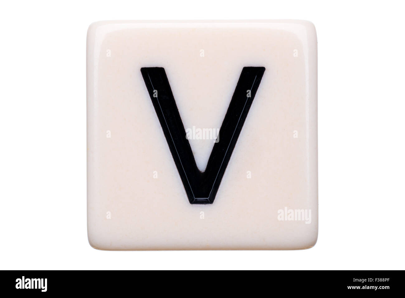 Eine Makroaufnahme einer Spiel Kachel mit dem Buchstaben V drauf auf einem weißen Hintergrund. Stockfoto