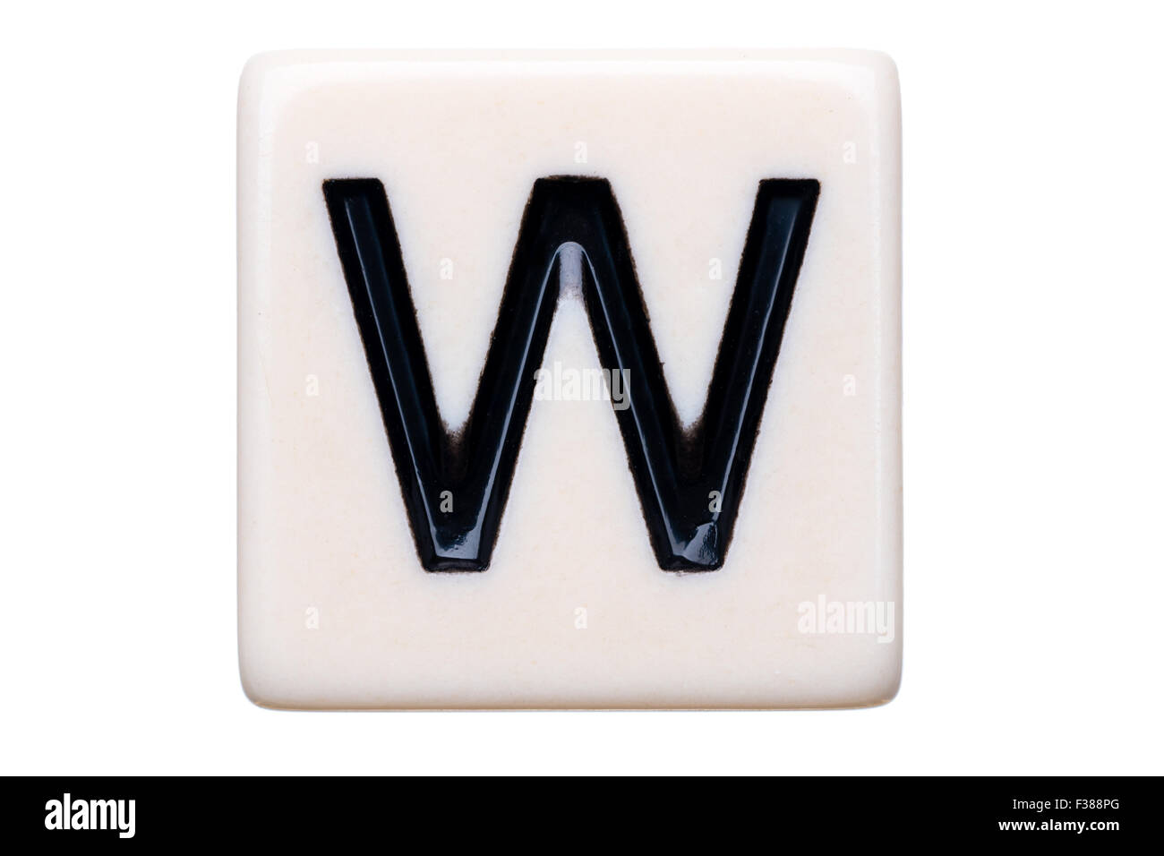 Eine Makroaufnahme einer Spiel Kachel mit dem Buchstaben W drauf auf einem weißen Hintergrund. Stockfoto