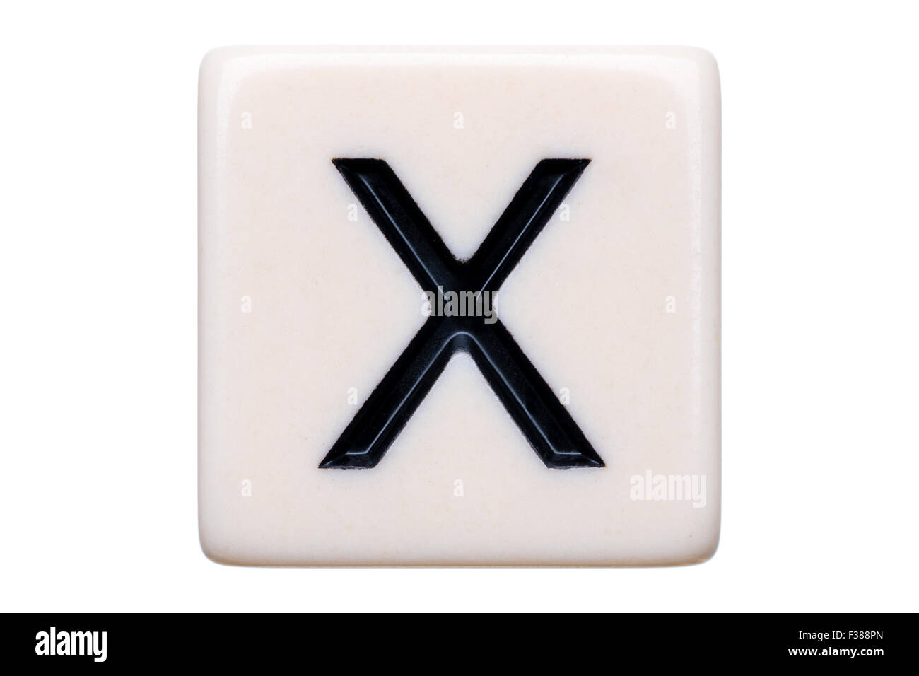Eine Makroaufnahme einer Spiel Kachel mit dem Buchstaben X drauf auf einem weißen Hintergrund. Stockfoto