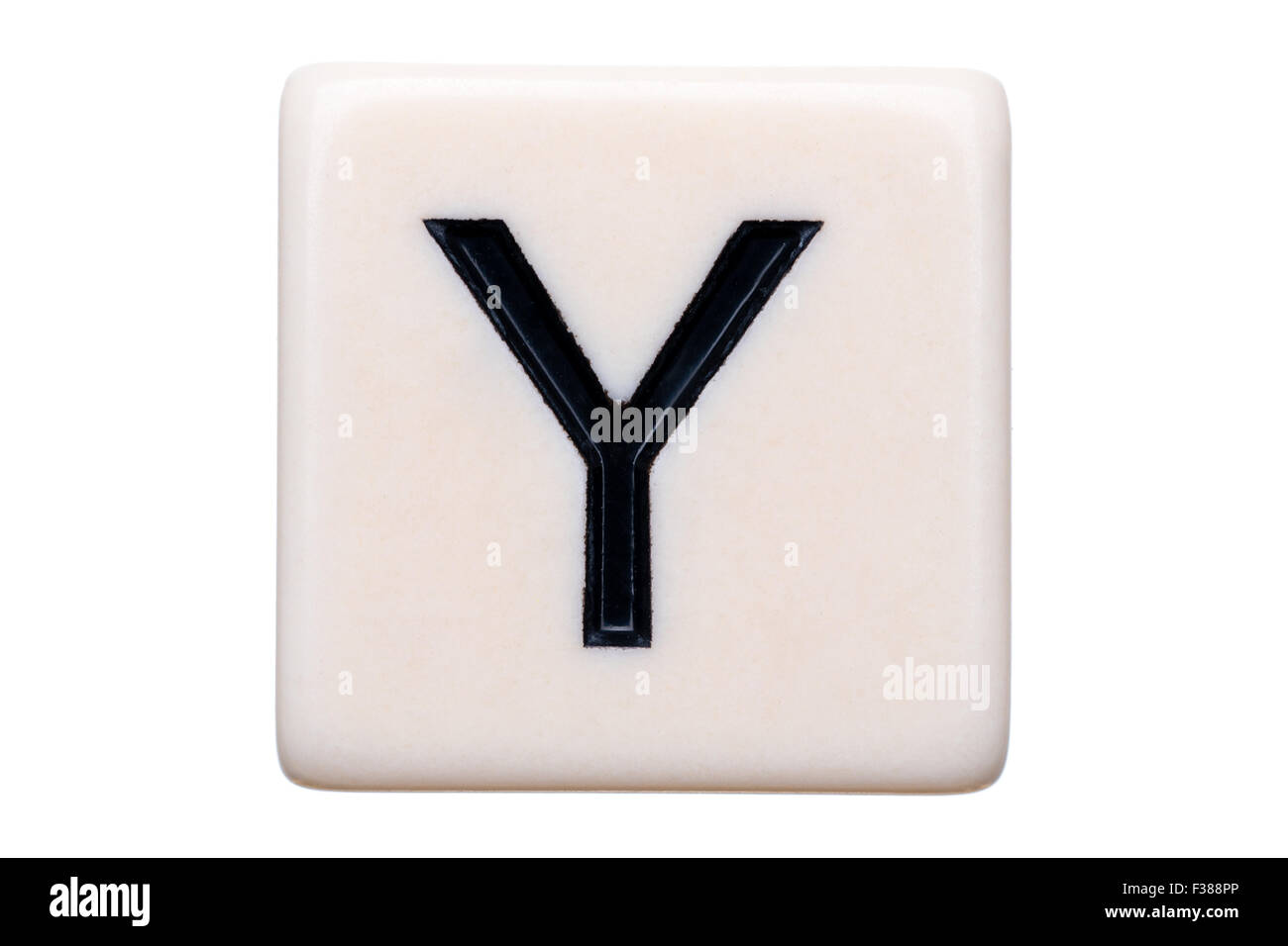 Eine Makroaufnahme einer Spiel Kachel mit dem Buchstaben Y drauf auf einem weißen Hintergrund. Stockfoto