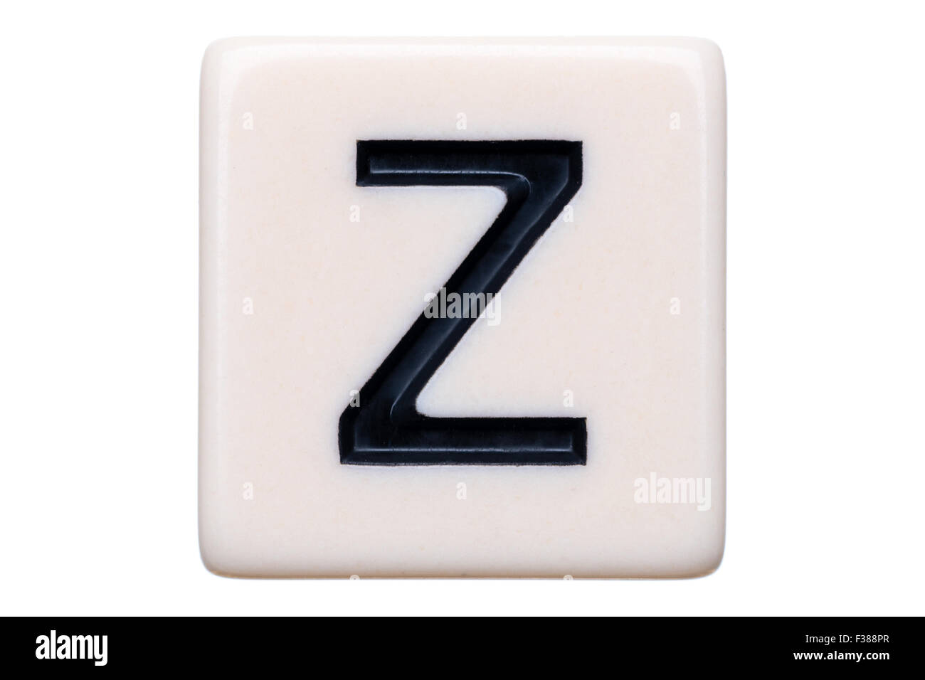 Eine Makroaufnahme einer Spiel Kachel mit dem Buchstaben Z drauf auf einem weißen Hintergrund. Stockfoto