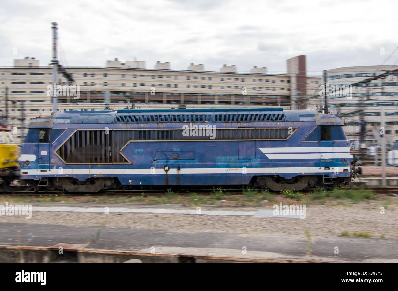 Blaue alten elektrischen Zug auf einer unscharfen Hintergrund Geschwindigkeit Stockfoto