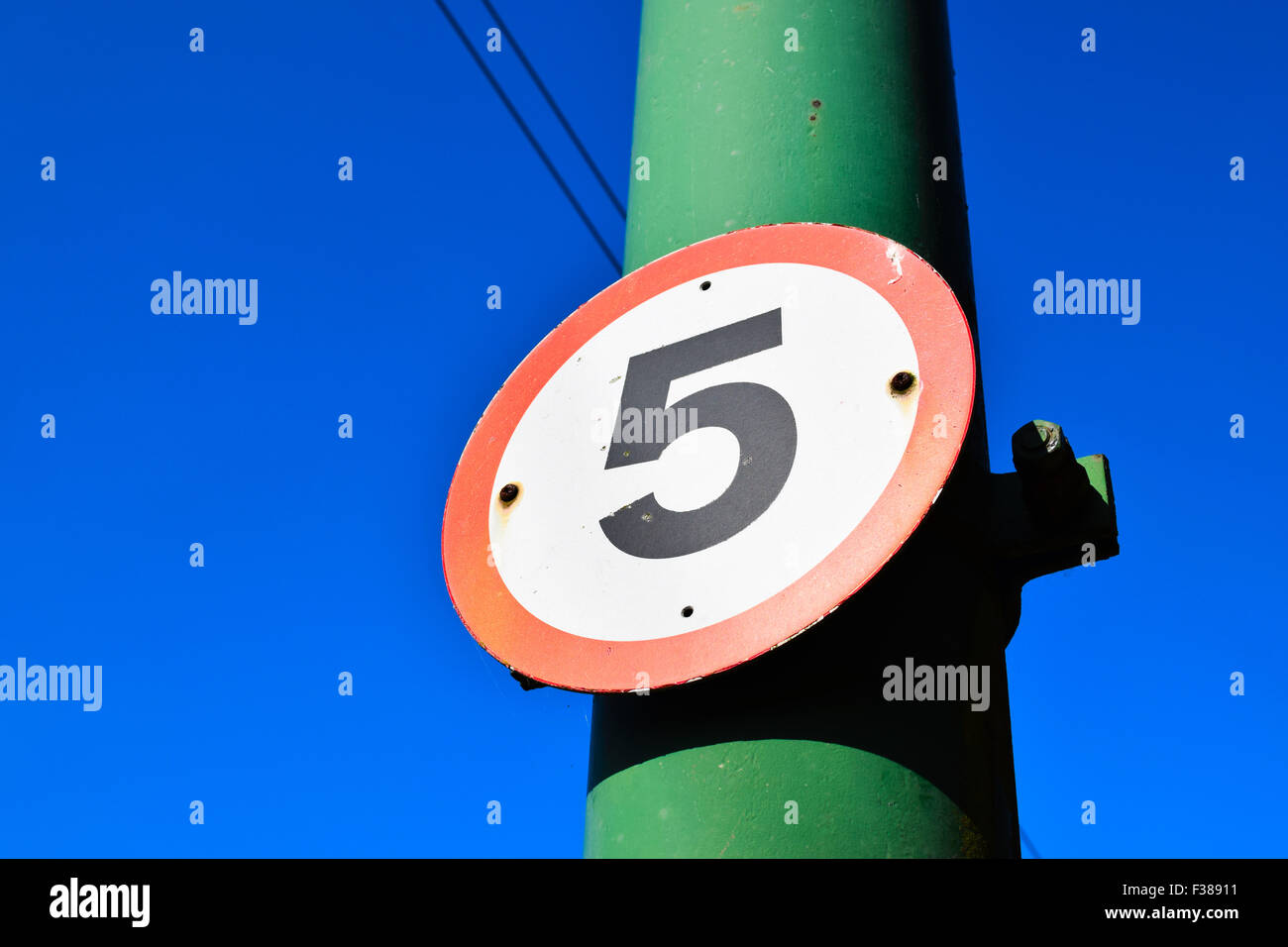 5 km/h Höchstgeschwindigkeit Zeichen gegen blauen Himmel. Stockfoto