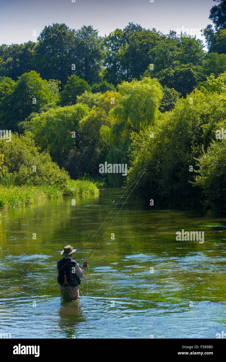 Fliegenfischen, Fluss Itchen, Hampshire, England. Stockfoto